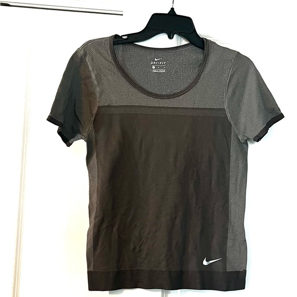 Nike Dri Fit Short Sleeve Running Training Shirt - Picture 2 of 5